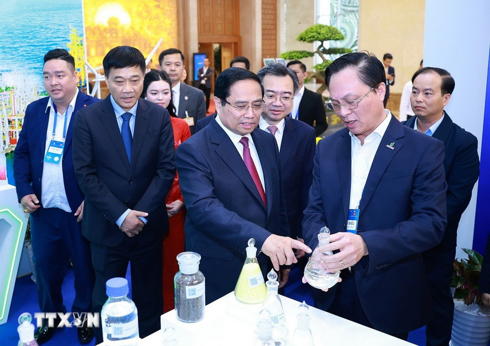 Thủ tướng Phạm Minh Chính tham quan trưng bày sản phẩm chuyển đổi xanh tại Diễn đàn Kinh tế Việt Nam 2025, triển vọng 2026. (Ảnh: Dương Giang/TTXVN)