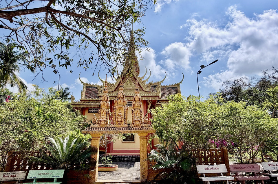 Cổng chùa Chùa Tà Pạ được trang trí hoa văn tinh xảo mang đậm phong cách kiến trúc Khmer Nam Bộ. (Ảnh: Thanh Sang/TTXVN)