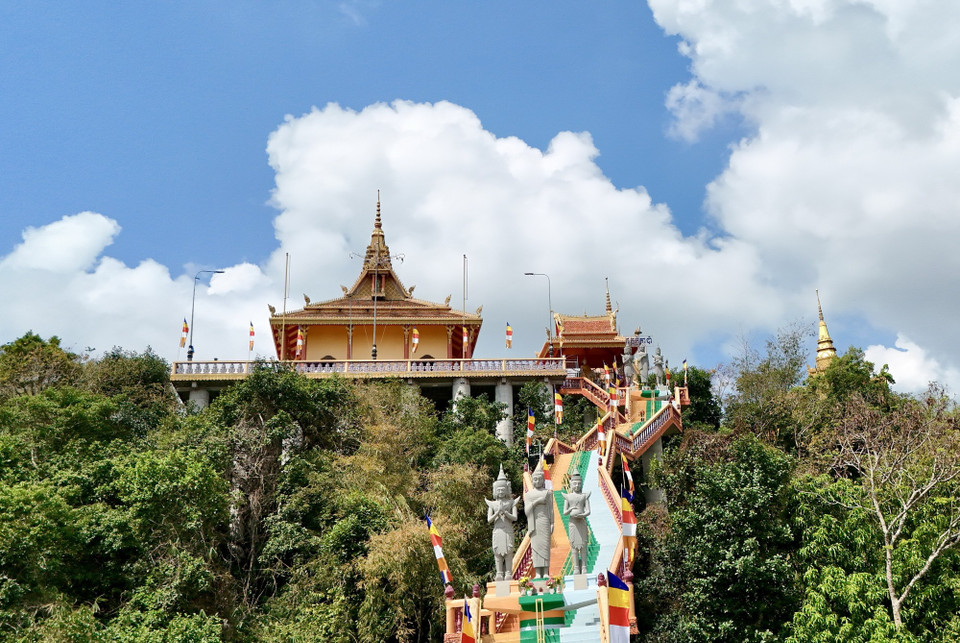 Cầu thang rực rỡ sắc màu dẫn lên chính điện Chùa Tà Pạ, mang đậm nét kiến trúc chùa Khmer Nam Bộ. (Ảnh: Thanh Sang/TTXVN)