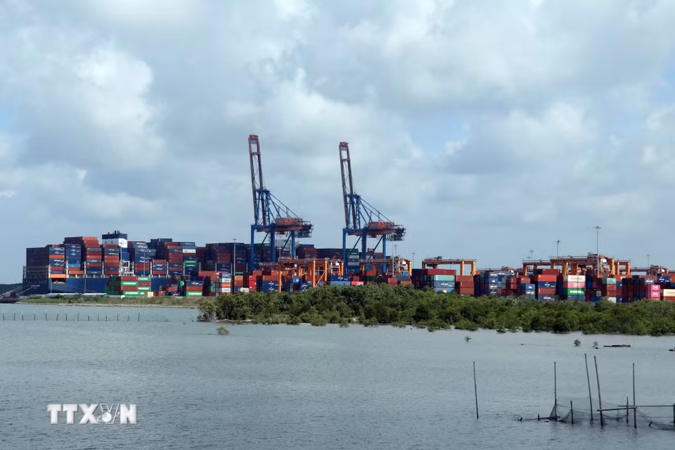 Cảng container quốc tế Gemalink luôn tấp nập tàu siêu lớn. (Ảnh: Đoàn Mạnh Dương/TTXVN)