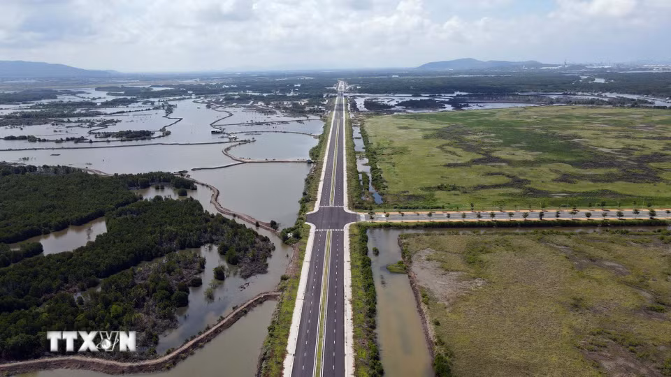 Đường 991B và đường nhánh trong Khu thương mại tự do Cái Mép Hạ đang hoàn thiện. (Ảnh: Đoàn Mạnh Dương/TTXVN)