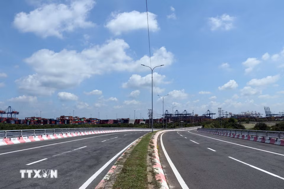 Đường 991B đi xuyên qua Khu thương mại tự do Cái Mép Hạ sắp hoàn thành. (Ảnh: Đoàn Mạnh Dương/TTXVN)