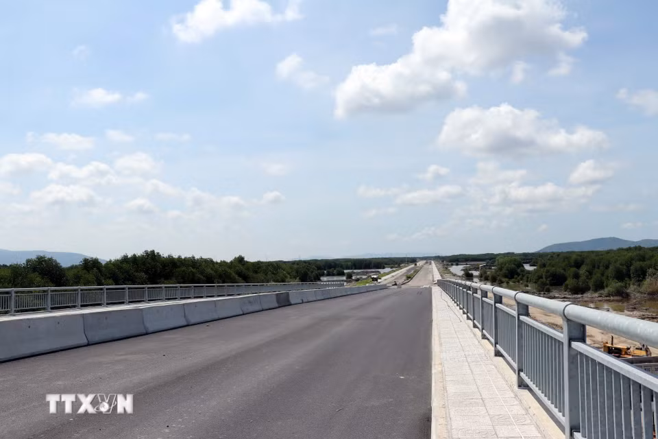 Đường 991B đi xuyên qua Khu thương mại tự do Cái Mép Hạ sắp hoàn thành. (Ảnh: Đoàn Mạnh Dương/TTXVN)