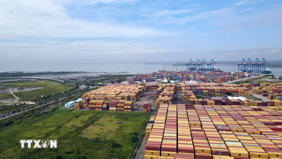 Hệ thống cảng hiện hữu trên sông Thị Vải-Cái Mép và một phần đất trống sau cảng quy hoạch làm Khu thương mại tự do Cái Mép Hạ nhìn thẳng ra vịnh Gành Rái. (Ảnh: Đoàn Mạnh Dương/TTXVN)