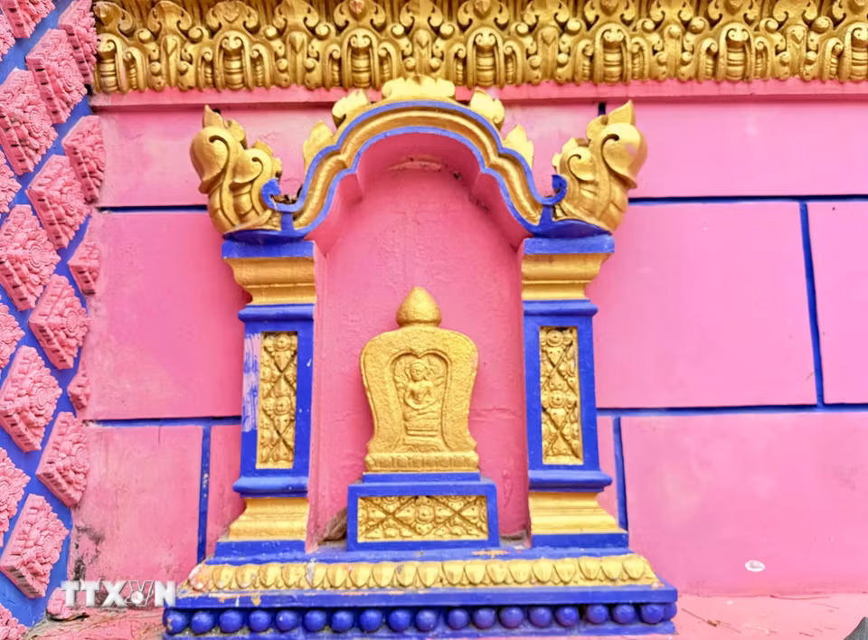 Hoa văn rồng uốn lượn được chạm khắc tinh xảo, thể hiện nét đặc trưng của kiến trúc Phật giáo Nam tông Khmer. (Ảnh: Thanh Sang/TTXVN)