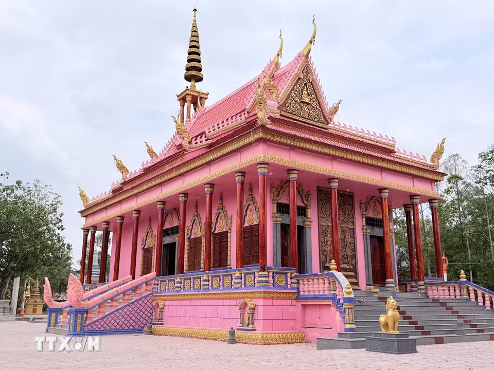 Ngôi chùa khoác lên mình màu hồng nổi bật giữa nền xanh của cây cối và núi rừng, tạo nên khung cảnh độc đáo. (Ảnh: Thanh Sang/TTXVN)