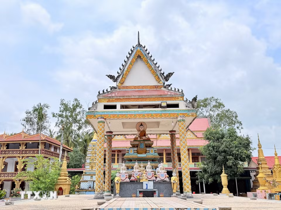 Các công trình thờ tự trong sân chùa mang đậm nét văn hóa Khmer truyền thống. (Ảnh: Thanh Sang/TTXVN)