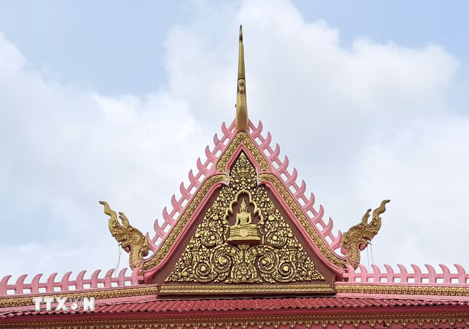 Các họa tiết chim thần Krud và rồng trang trí trên mái chùa là biểu trưng cho sức mạnh và sự bảo hộ trong văn hóa Khmer. (Ảnh: Thanh Sang/TTXVN)