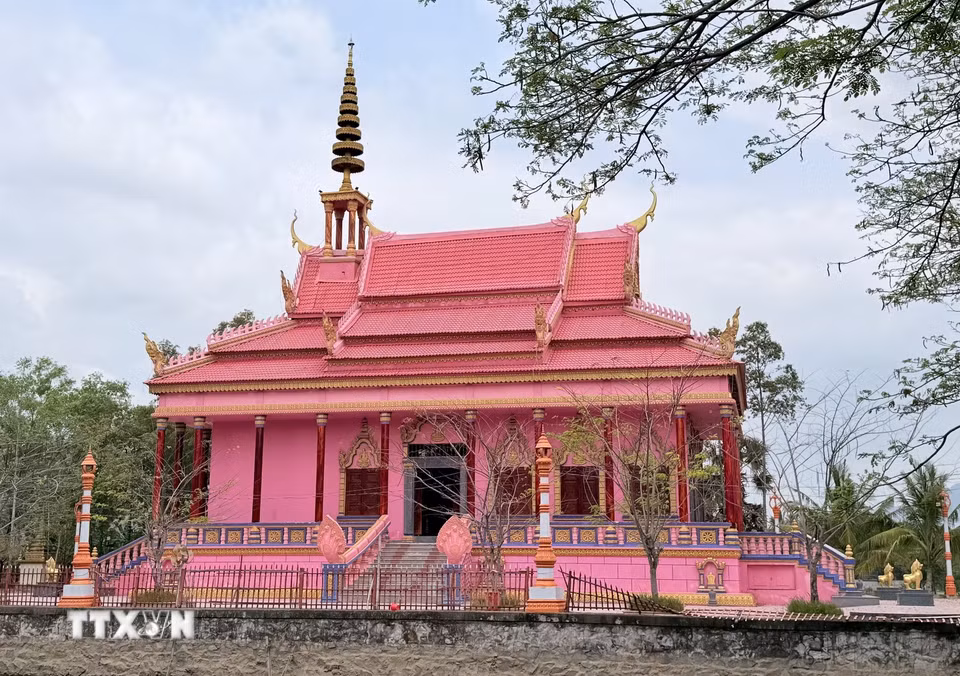 Chùa Hàng Còng là điểm đến văn hóa, tâm linh đặc sắc của cộng đồng Khmer ở An Giang. (Ảnh: Thanh Sang/TTXVN)