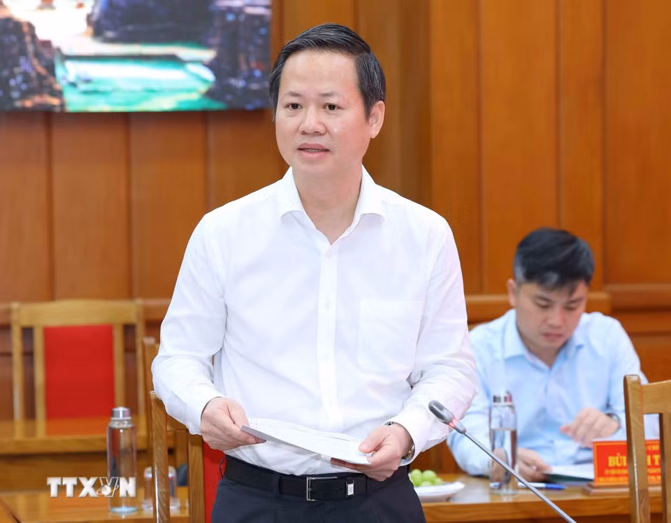 Đồng chí Đoàn Anh Dũng, Ủy viên Trung ương Đảng, Phó Chủ nhiệm Uỷ ban Kiểm tra Trung ương công bố thông báo kết luận của Bộ Chính trị, Ban Bí thư về kết quả kiểm tra, giám sát. (Ảnh: Phương Hoa/TTXVN)