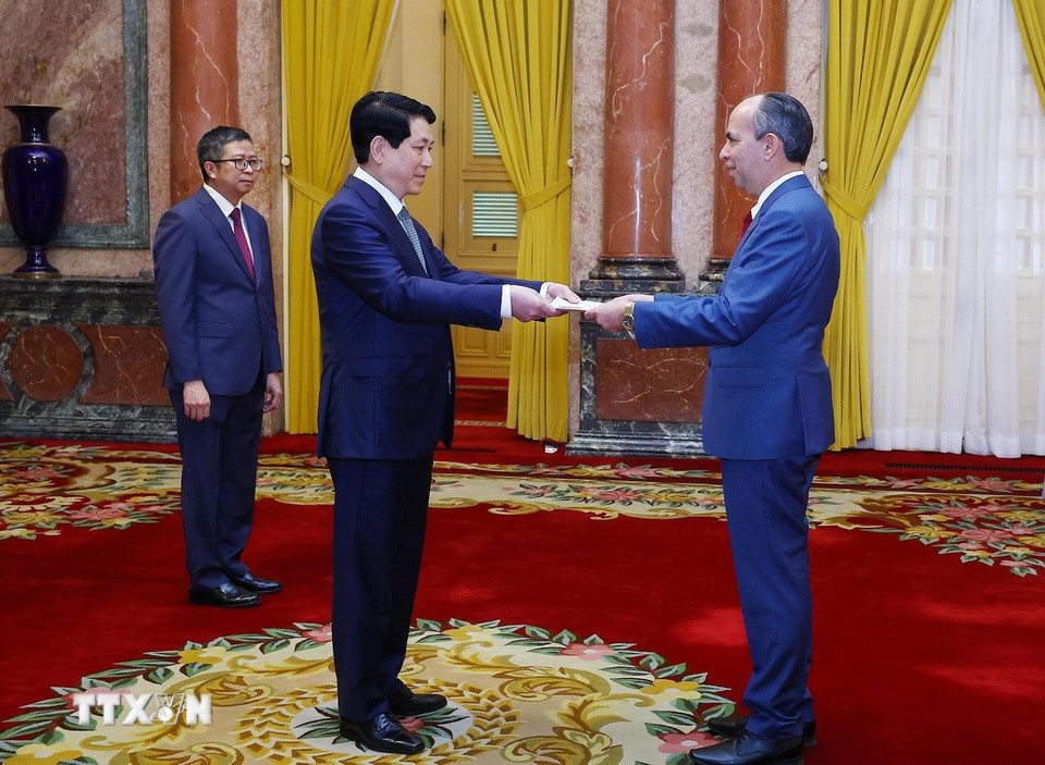 Chủ tịch nước Lương Cường nhận Quốc thư từ Đại sứ đặc mệnh toàn quyền Cộng hòa Cuba tại Việt Nam Rogelio Polanco Fuentes. (Ảnh: Lâm Khánh/TTXVN)