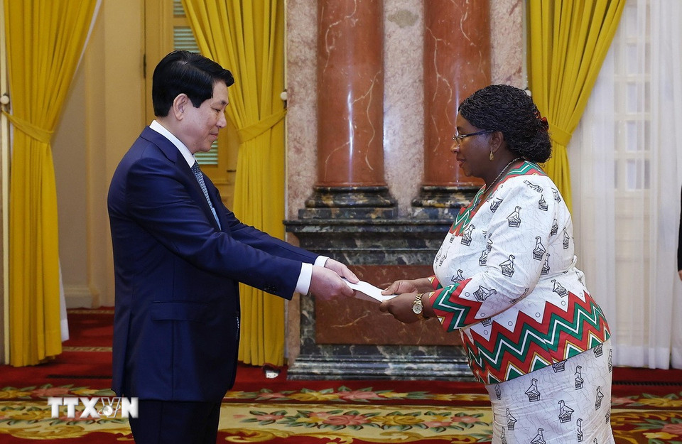 Chủ tịch nước Lương Cường nhận Quốc thư từ Đại sứ Cộng hoà Zimbabwe tại Việt Nam Constance Chemwayi. (Ảnh: Lâm Khánh/TTXVN)