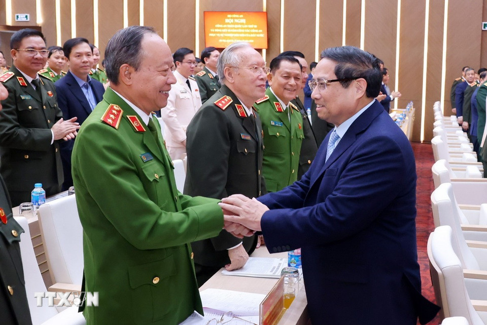 Thủ tướng Phạm Minh Chính với các đồng chí nguyên lãnh đạo Bộ Công an. (Ảnh: Phạm Kiên/TTXVN)