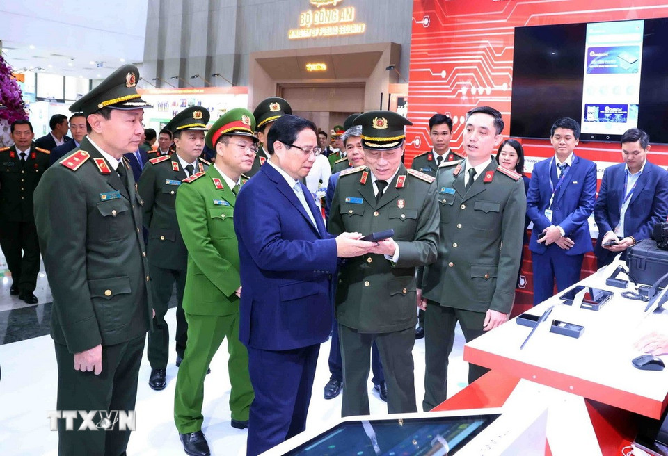 Thủ tướng Phạm Minh Chính tham quan sản phẩm ứng dụng công nghệ cao trưng bày tại Hội nghị Công an toàn quốc lần thứ 80. (Ảnh: Dương Giang/TTXVN)