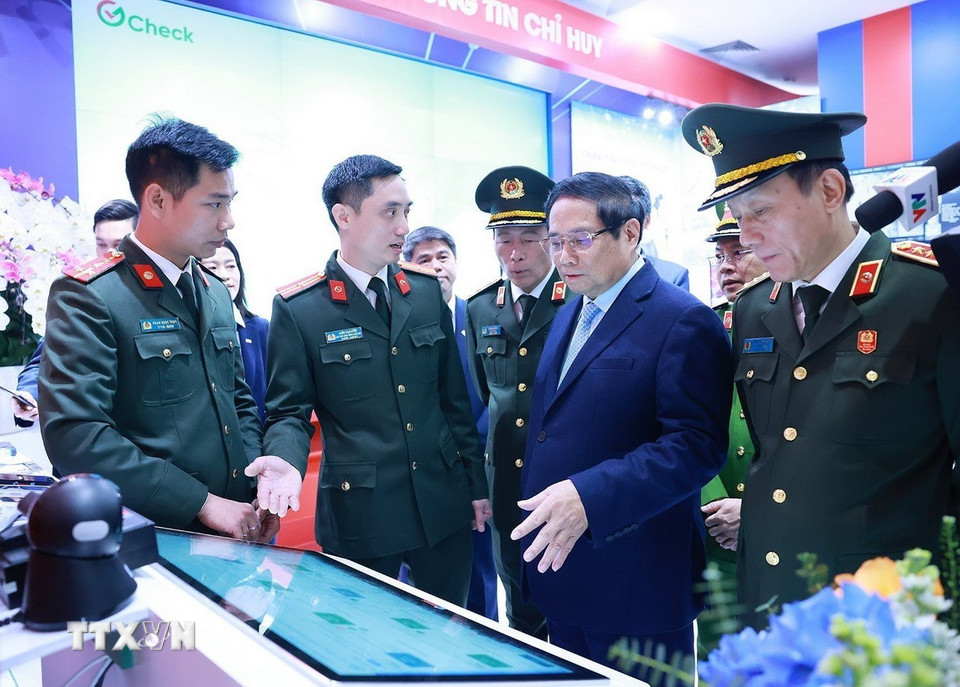 Thủ tướng Phạm Minh Chính tham quan sản phẩm ứng dụng công nghệ cao trưng bày tại Hội nghị Công an toàn quốc lần thứ 80. (Ảnh: Dương Giang/TTXVN)