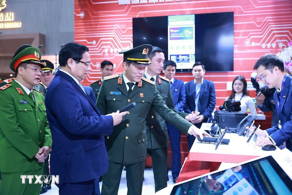 Thủ tướng Phạm Minh Chính tham quan sản phẩm ứng dụng công nghệ cao trưng bày tại Hội nghị Công an toàn quốc lần thứ 80. (Ảnh: Dương Giang/TTXVN)