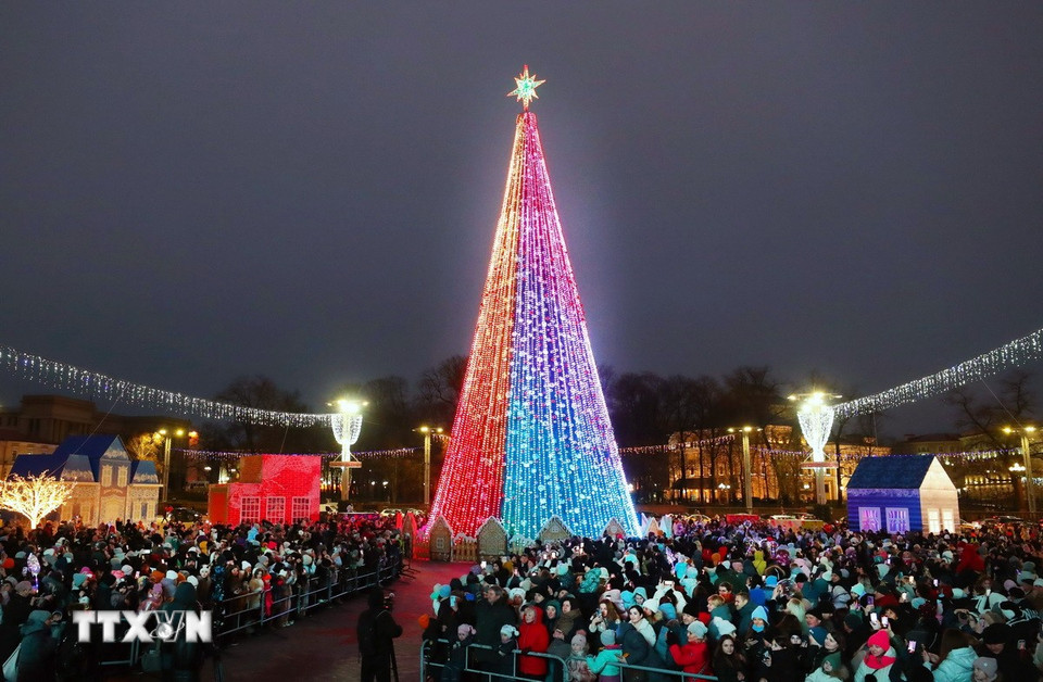 Cây Năm mới được trang hoàng lung linh tại Minsk, Belarus. (Ảnh: THX/TTXVN)