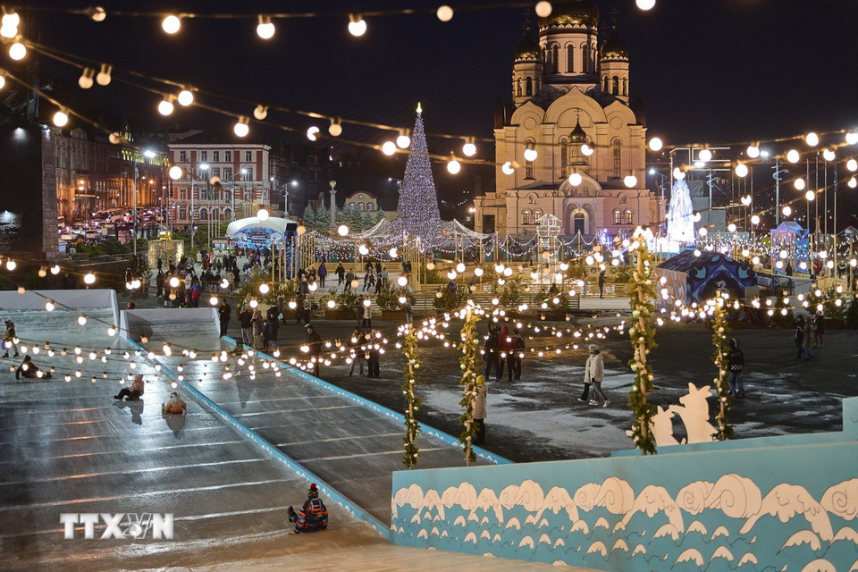 "Thị trấn Năm mới" được trang hoàng lung linh tại Vladivostok, Nga. (Ảnh: THX/TTXVN)