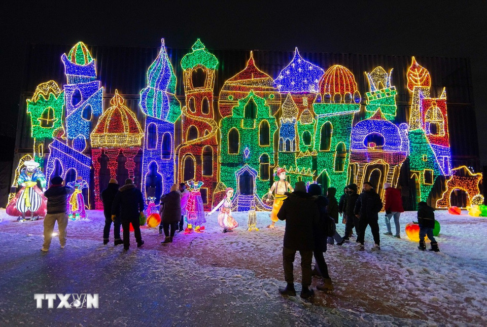 Du khách tham quan Triển lãm ánh sáng tại Mississauga, Ontario, Canada. (Ảnh: THX/TTXVN)