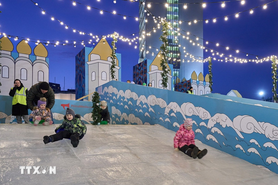 Các em nhỏ chơi đùa tại "Thị trấn Năm mới" ở Vladivostok, Nga. (Ảnh: THX/TTXVN)