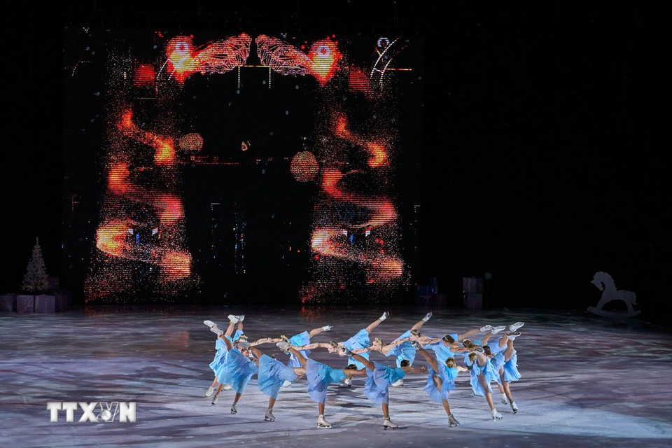 Biểu diễn nghệ thuật chào đón Năm mới tại Vladivostok, Nga. (Ảnh: THX/TTXVN)