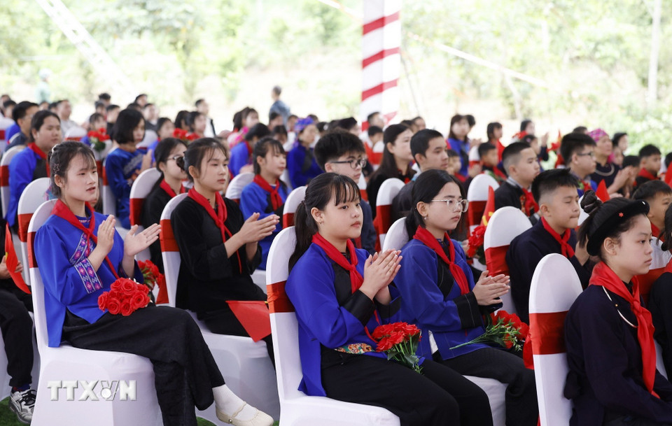 Học sinh Trường Phổ thông nội trú liên cấp Tiểu học và Trung học cơ sở Đồng Đăng tại buổi lễ. (Ảnh: Thống Nhất/TTXVN)