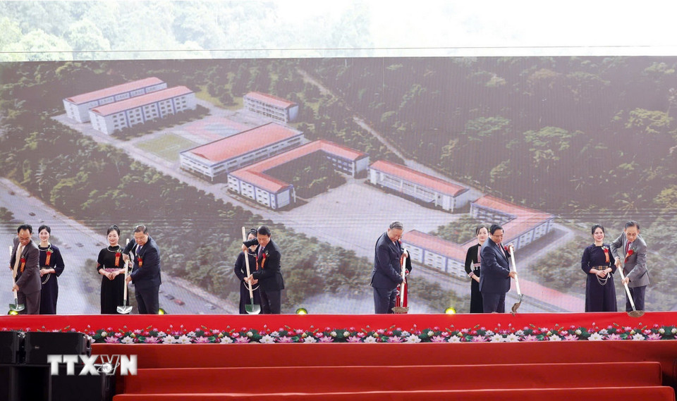 Tổng Bí thư Tô Lâm, Thủ tướng Phạm Minh Chính và các đại biểu thực hiện nghi thức khởi công, động thổ đồng loạt các trường nội trú liên cấp biên giới. (Ảnh: Thống Nhất/TTXVN)