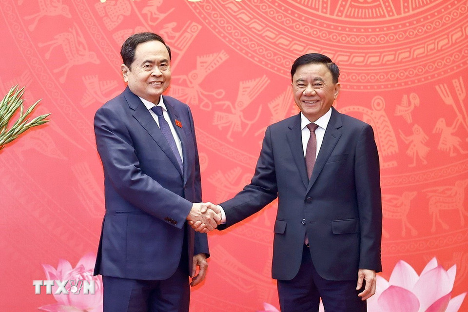 Thường trực Ban Bí thư Trần Cẩm Tú chúc mừng Bí thư Đảng ủy, Chủ tịch Quốc hội Trần Thanh Mẫn. (Ảnh: Doãn Tấn/TTXVN)