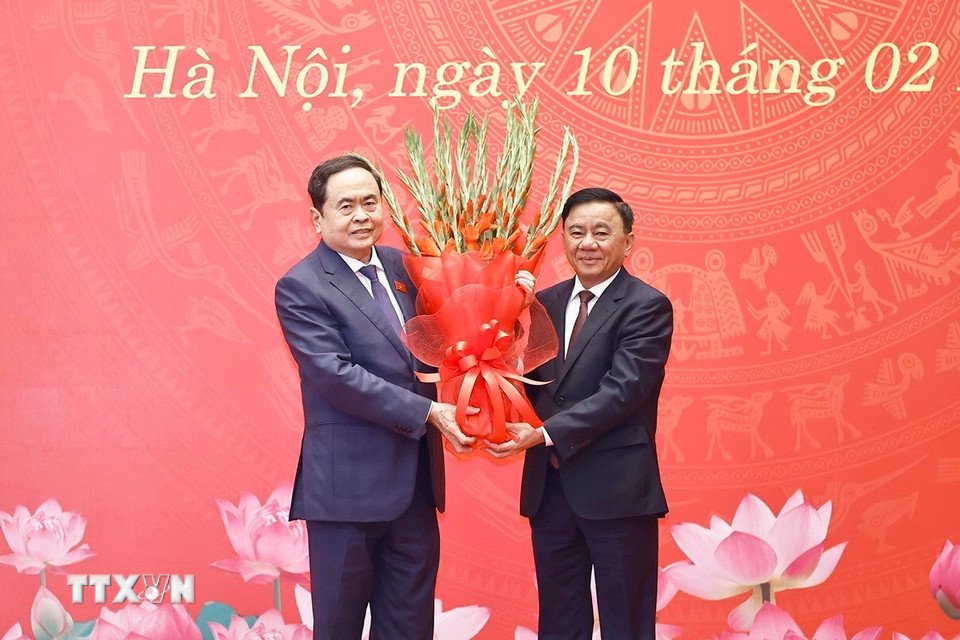 Thường trực Ban Bí thư Trần Cẩm Tú chúc mừng Bí thư Đảng ủy, Chủ tịch Quốc hội Trần Thanh Mẫn. (Ảnh: Doãn Tấn/TTXVN)