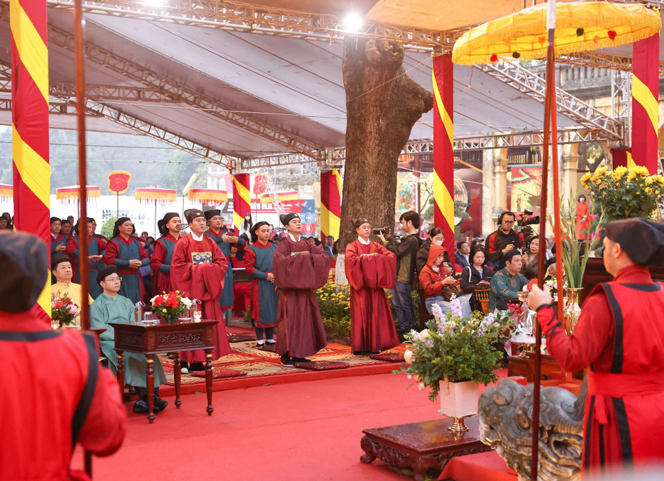 Hành lễ Tế Nam quan theo nghi thức truyền thống. (Ảnh: Thanh Tùng/TTXVN)