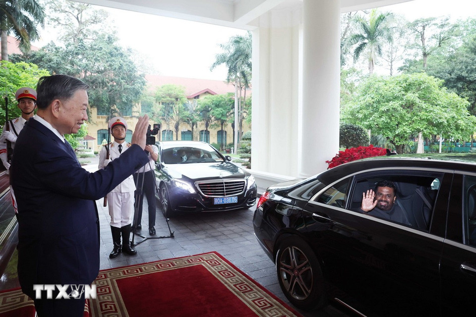 Tổng Bí thư Tô Lâm tiễn Tổng thống Sri Lanka Anura Kumara Dissanayaka sau buổi tiếp. (Ảnh: Thống Nhất/TTXVN)