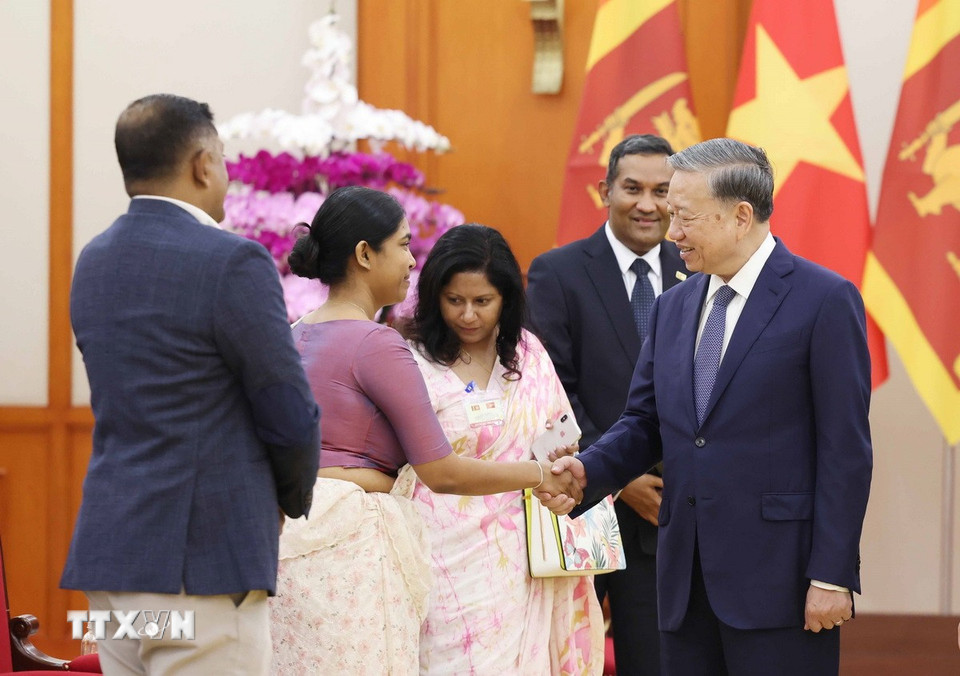 Tổng Bí thư Tô Lâm với các đại biểu thành viên đoàn cấp cao Sri Lanka tại buổi tiếp. (Ảnh: Thống Nhất/TTXVN)