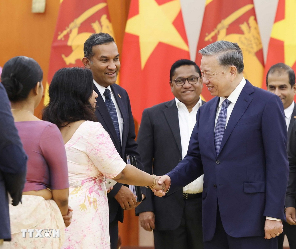 Tổng Bí thư Tô Lâm với các đại biểu thành viên đoàn cấp cao Sri Lanka tại buổi tiếp. (Ảnh: Thống Nhất/TTXVN)