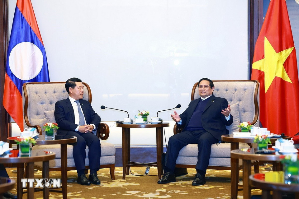Thủ tướng Phạm Minh Chính tiếp Phó Thủ tướng Lào Saleumxay Kommasith. (Ảnh: Dương Giang/TTXVN)