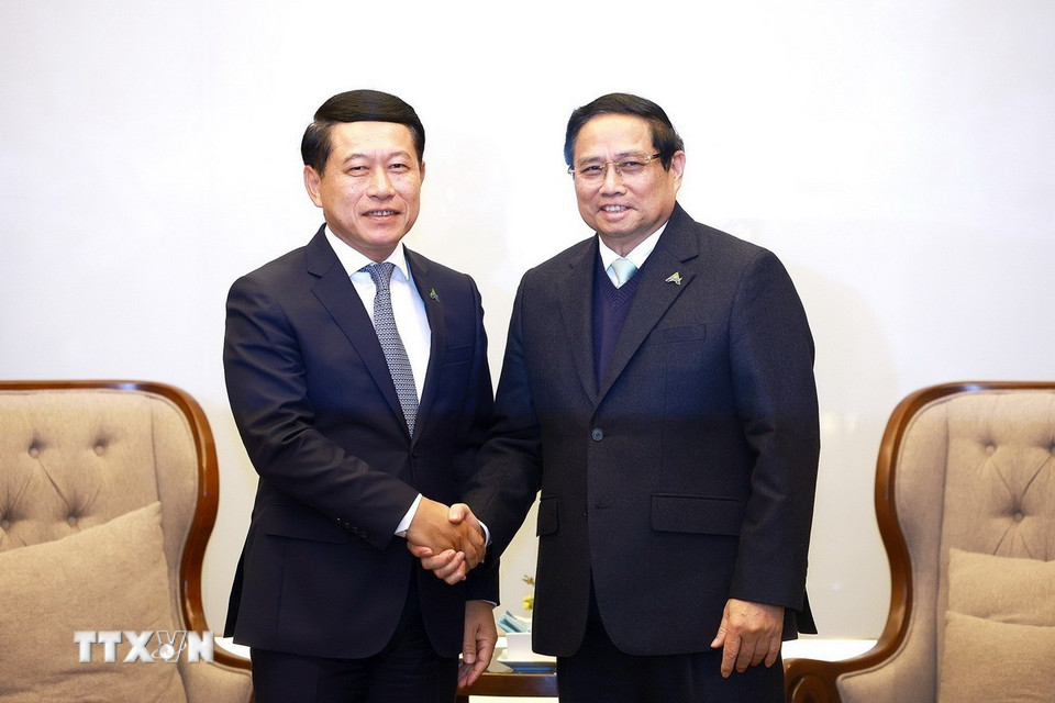 Thủ tướng Phạm Minh Chính tiếp Phó Thủ tướng Lào Saleumxay Kommasith. (Ảnh: Dương Giang/TTXVN)