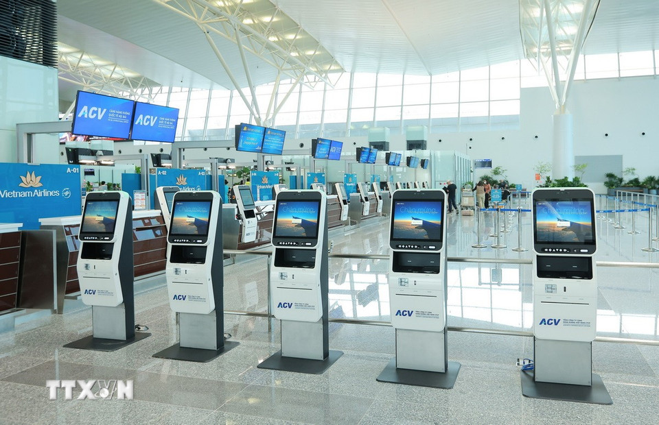 Hành khách có thể chủ động đến khu vực bố trí 24 Kiosk Check-in tự động (tại đảo A/B và K/L) để tự chọn chỗ ngồi và in thẻ lên tàu bay. (Ảnh: Quốc Khánh/TTXVN)