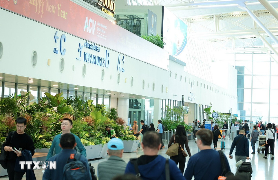 Khu vực chính nhà ga T2 Nội Bài với không gian xanh thân thiện môi trường. (Ảnh: Quốc Khánh/TTXVN)