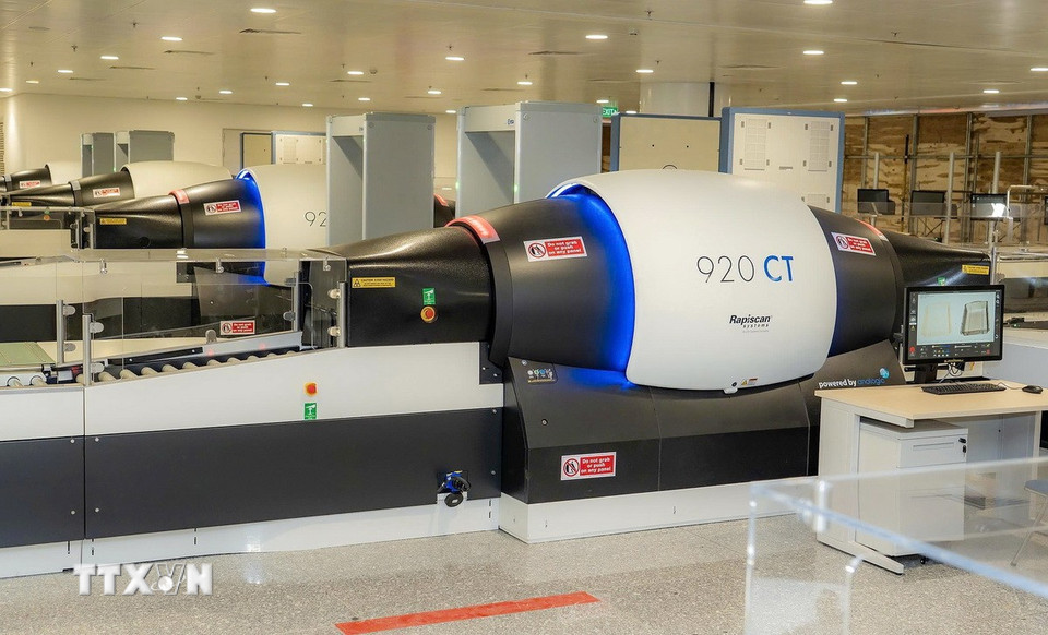 Hệ thống máy soi cắt lớp 920CT 3D hỗ trợ phân tích hình ảnh đa chiều, giúp nhân viên an ninh kiểm tra kỹ mà không bỏ sót các vật phẩm nguy hiểm. (Ảnh: Quốc Khánh/TTXVN)