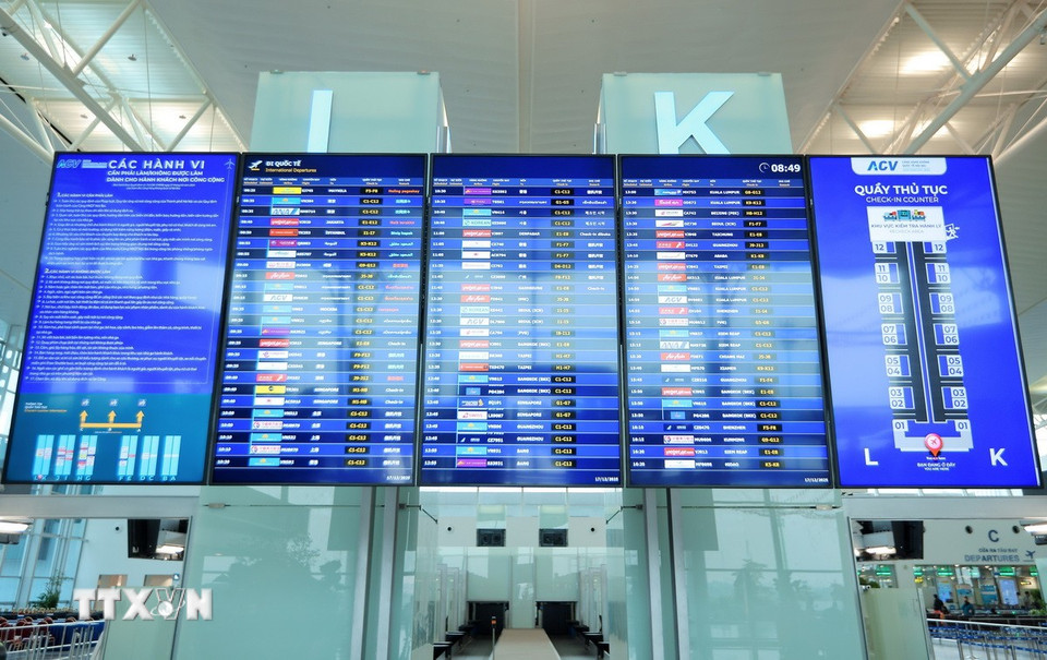 Thông tin chuyến bay đến, đi của các hãng hàng không sẽ được chuyển đổi thành tiếng địa phương khi hành khách đến. (Ảnh: Quốc Khánh/TTXVN)