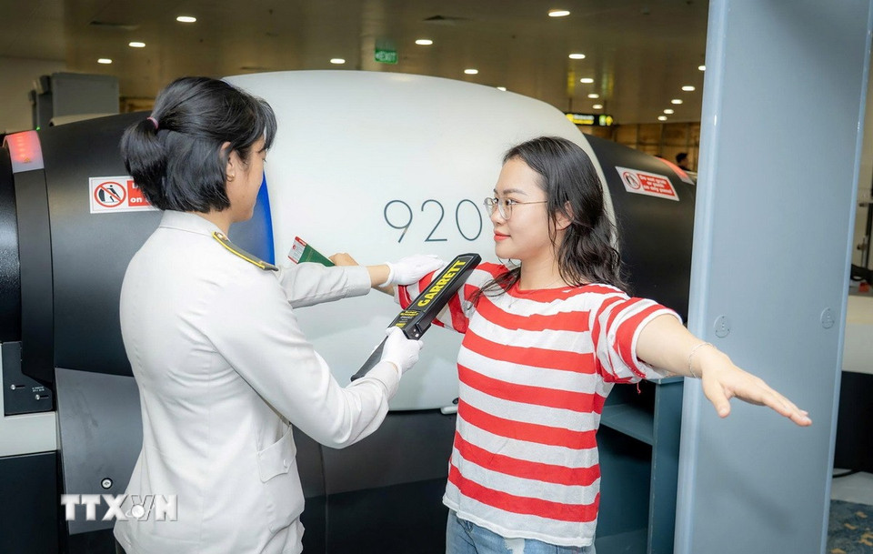 Hệ thống cổng từ kết hợp với máy quét cơ thể (Body Scanner) có tốc độ xử lý vượt trội giúp phát hiện chính xác vật thể (cả kim loại và phi kim loại) giấu trong người, hỗ trợ nhân viên xác định điểm cần kiểm tra nhanh nhất. (Ảnh: Quốc Khánh/TTXVN)