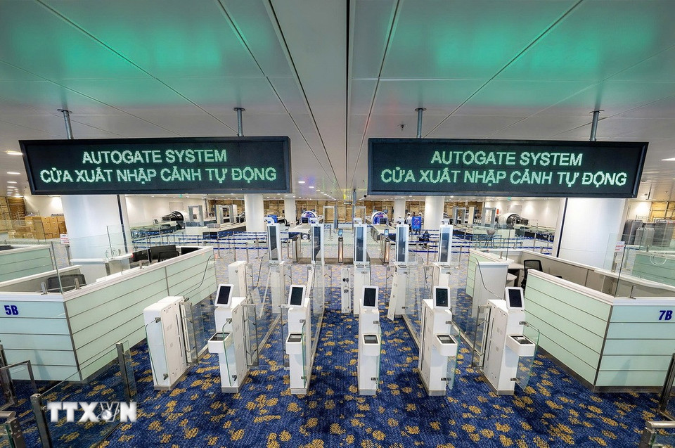 Hệ thống cổng kiểm soát xuất cảnh tự động (Autogate) và xác thực khuôn mặt lần 2 (veripax 2) trước khi vào soi chiếu an ninh. (Ảnh: Quốc Khánh/TTXVN)