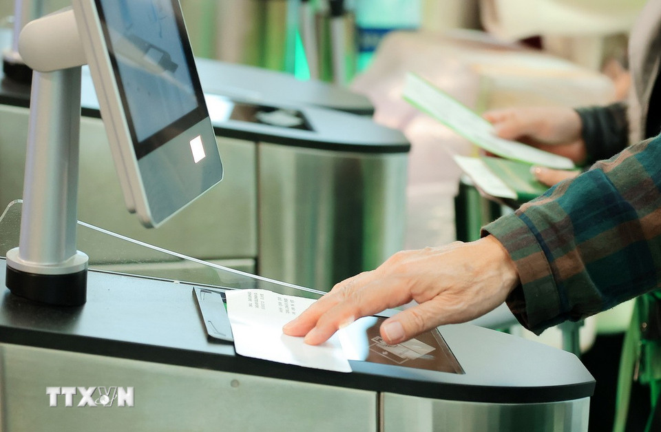 Thiết bị cổng từ kết hợp với máy quét cơ thể (Body Scanner) có tốc độ xử lý vượt trội giúp phát hiện chính xác vật thể (cả kim loại và phi kim loại) giấu trong người, hỗ trợ nhân viên xác định điểm cần kiểm tra nhanh nhất. (Ảnh: Quốc Khánh/TTXVN)