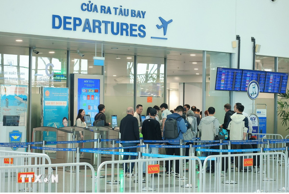 Khu vực cửa ra tàu bay được áp dụng hệ thống an ninh thông minh với công nghệ quét QR thẻ lên máy bay. (Ảnh: Quốc Khánh/TTXVN)