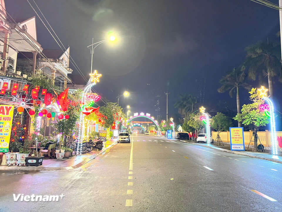 Phố núi Hương Sơn rực rỡ với những cây nêu được trang trí cầu kỳ. (Nguồn: Vietnam+)