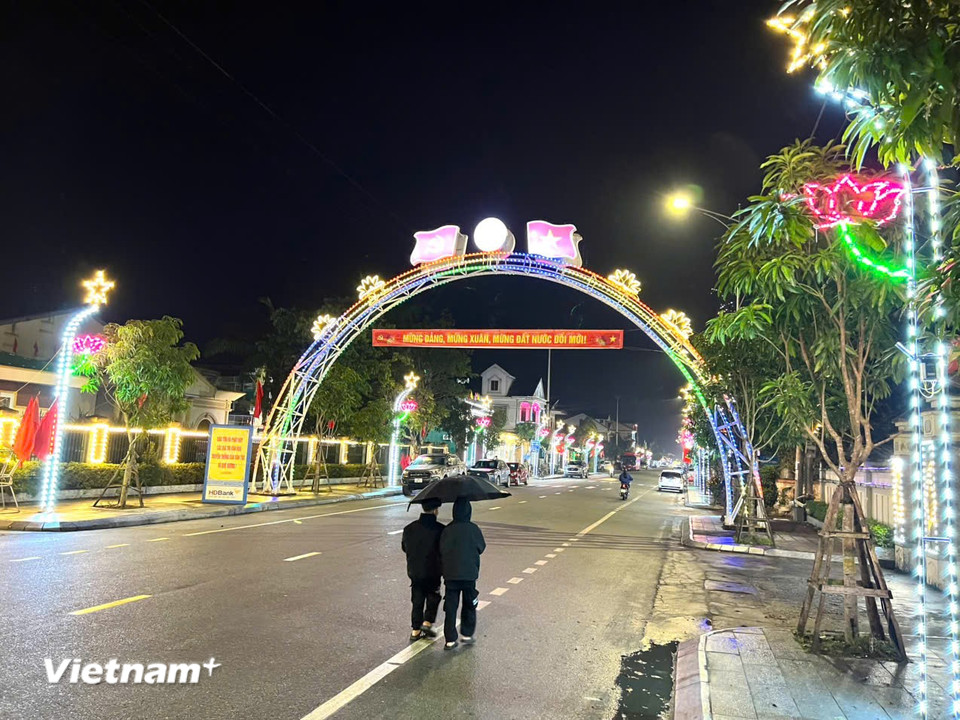 Phố núi Hương Sơn trước thời khắc Giao thừa lung linh và bình yên. (Nguồn: Vietnam+)