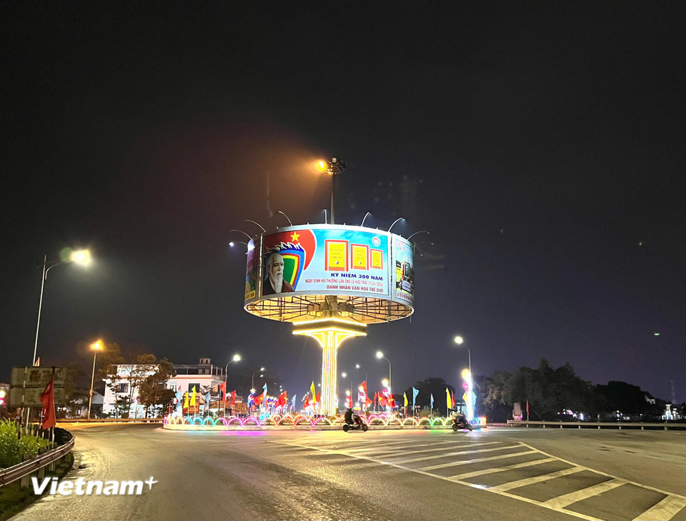 Vòng xuyến đường Hồ Chí Minh rực rỡ sắc màu. (Nguồn: Vietnam+)