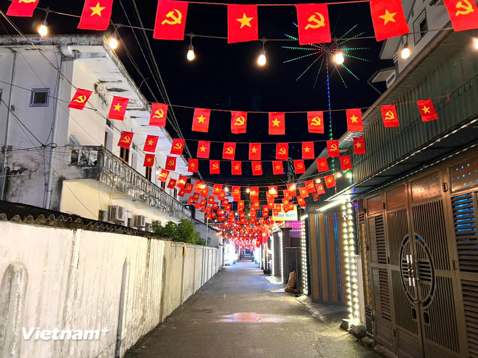 Phố núi Hương Sơn (Hà Tĩnh) buổi tối rực rỡ sắc màu trang trí, chào đón Năm mới 2025. (Nguồn: Vietnam+)