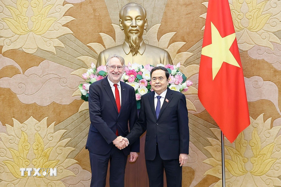 Chủ tịch Quốc hội Trần Thanh Mẫn và ông Bernd Lange, Đồng trưởng đoàn, Chủ tịch Ủy ban Thương mại Quốc tế (INTA) của Nghị viện Châu Âu, Chủ tịch Hội nghị các Chủ tịch Ủy ban (CCC) của Nghị viện Châu Âu. (Ảnh: Doãn Tấn/TTXVN)