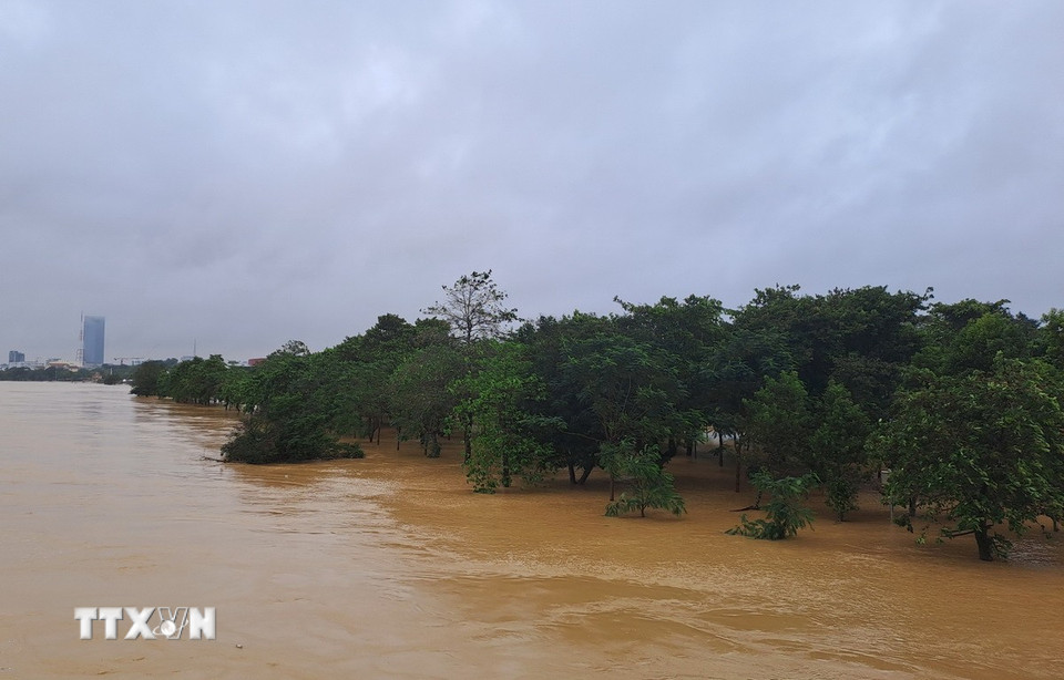 Lũ trên sông Hương, thành phố Huế còn trên báo động 3 tới 1.12m vào sáng 28/10, gây ngập lụt nghiêm trọng. (Ảnh: Nguyên Lý/TTXVN)