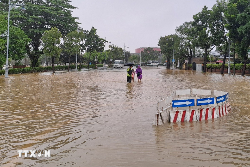 Vòng xuyến Nam cầu Dã Viên trên đường Bùi Thị Xuân, phường Thuận Hóa, thành phố Huế còn ngập sâu vào sáng 28/10. (Ảnh: Nguyên Lý/TTXVN)